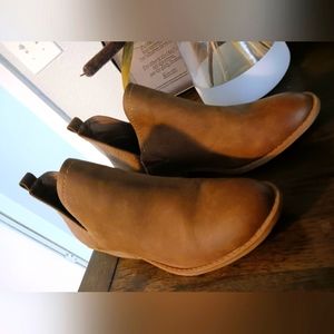 Brown ankle boots with v sides and stretch, wooden low heel